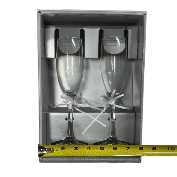 Hortense B. Hewitt pack of 2 champagne flutes with bow and heart charms. - Picture 2 of 6